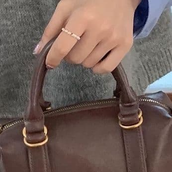 ミニバッグ チャーム付き合成皮革ボストン型ミニバッグ