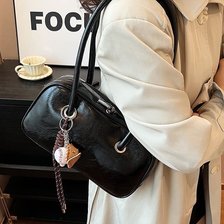 ミニバッグ 合成皮革ボストン型チャーム付きミニバッグ