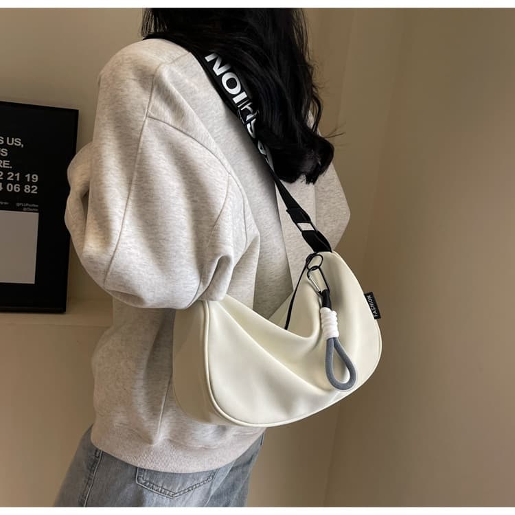 ミニバッグ ロゴ入りストラップ月型ミニバッグ