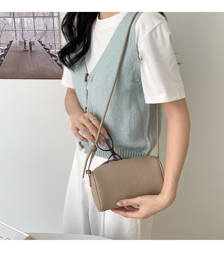 ミニバッグ なめらか質感の丸型ミニバッグ