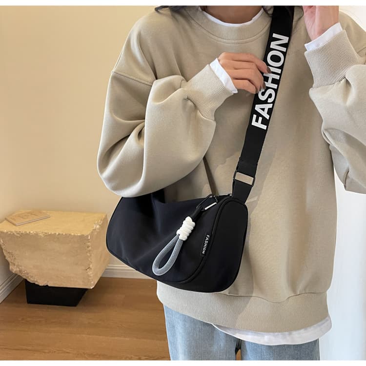 ミニバッグ ロゴ入りストラップ月型ミニバッグ
