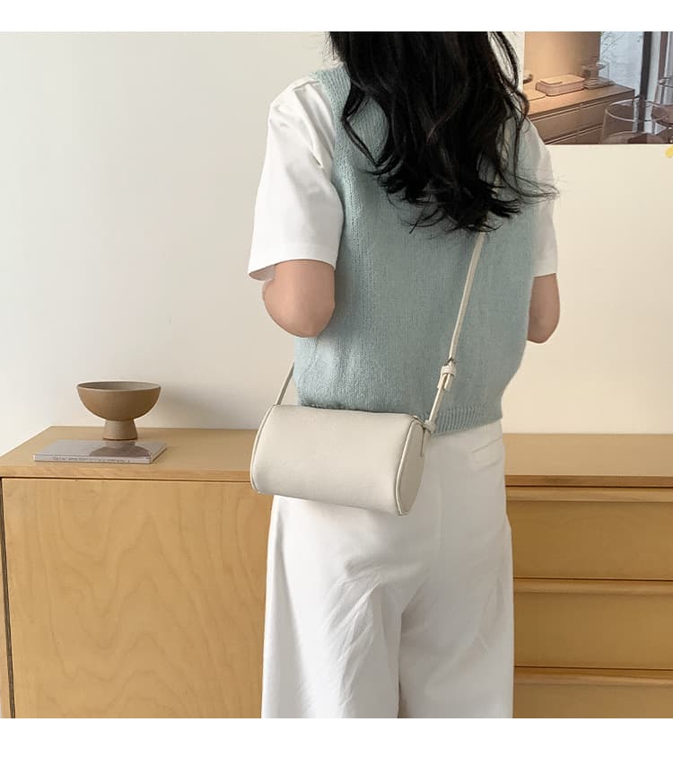 ミニバッグ なめらか質感の丸型ミニバッグ