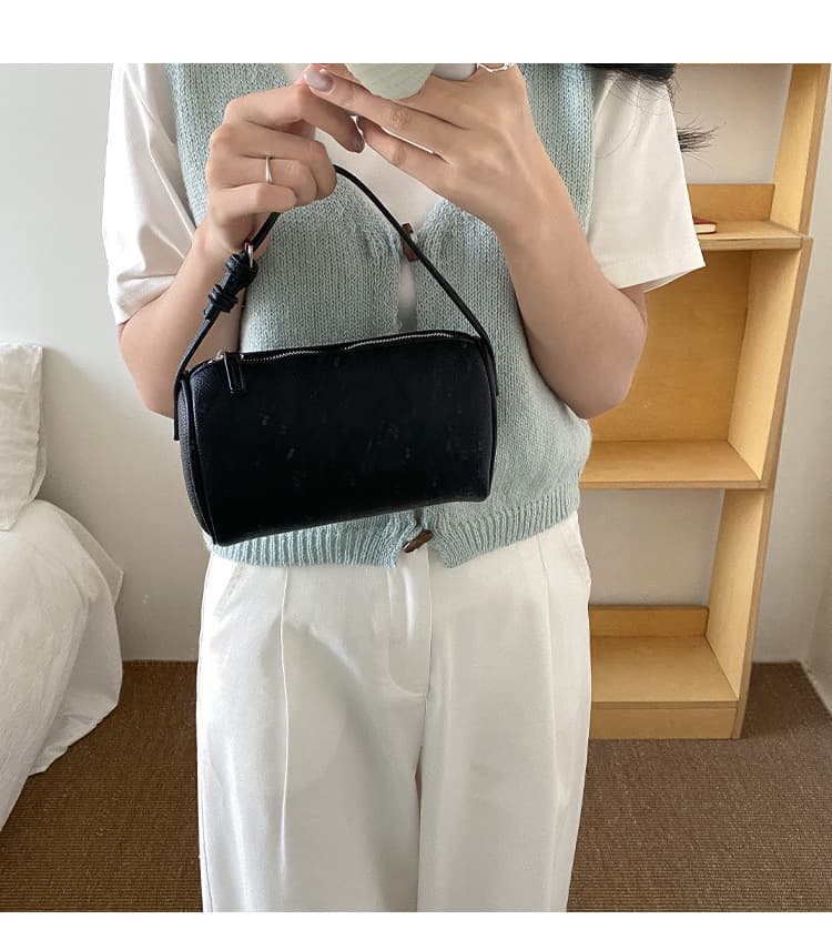 ミニバッグ なめらか質感の丸型ミニバッグ