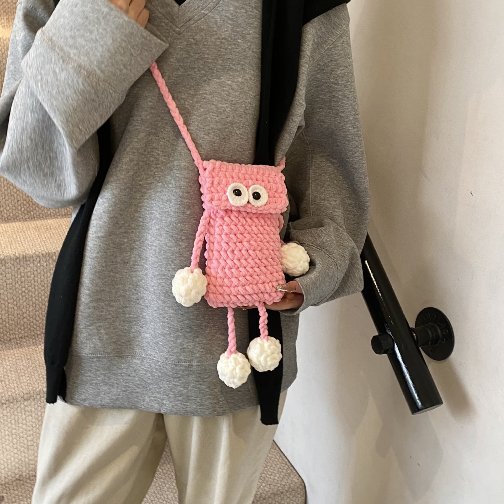 ミニバッグ ゆる可愛い目玉付きニットミニバッグ